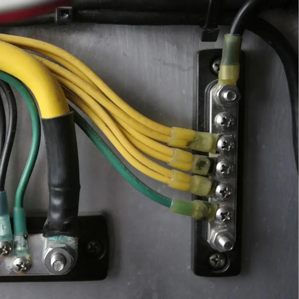 Blue Sea Systems 2304 MiniBus 100 Ampere Common BusBar with 5 x 8-32 Screw Terminals by Blue Sea Systems