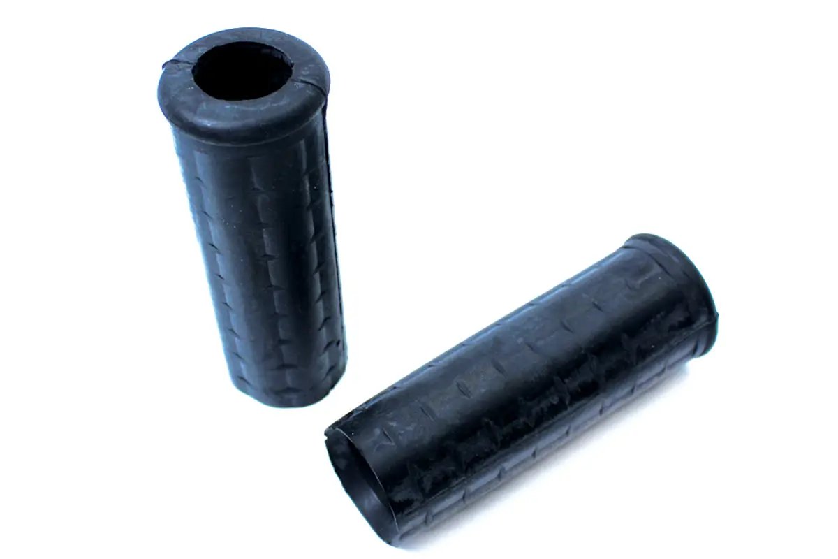 Wyatt Gatling Replica Black Waffle Grips with Plug Hole – Fits Harley Davidson FL 1949-1958 by Wyatt Gatling