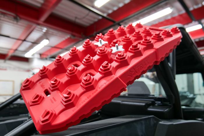 Caliber XTRAX Recovery Board Kit - Red (Part Number 13567-RED)