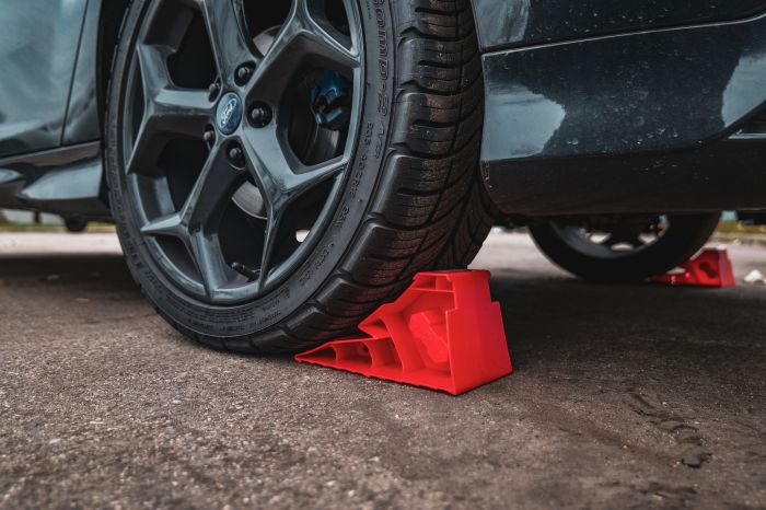 Caliber MR20K Wheel Chocks - Heavy-Duty Stabilizers for Safe Vehicle Parking