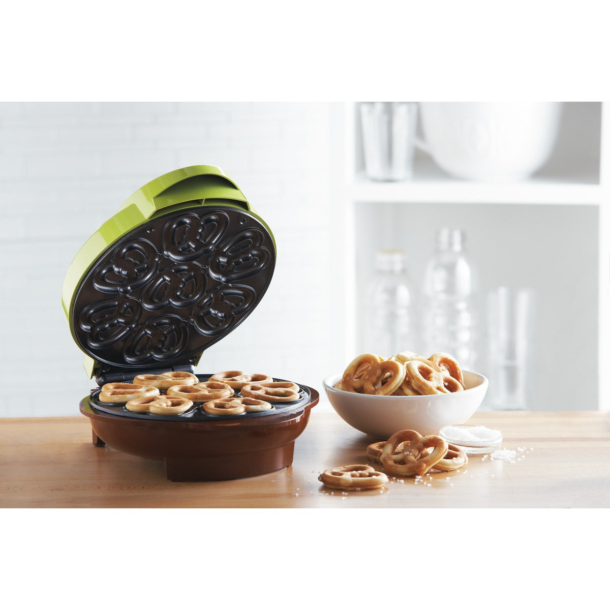 BRENTWOOD(R) JUST FOR FUN Mini Pretzel Maker TS-251 - 1,000 Watts, Easy to Clean, Cool-Touch Handles