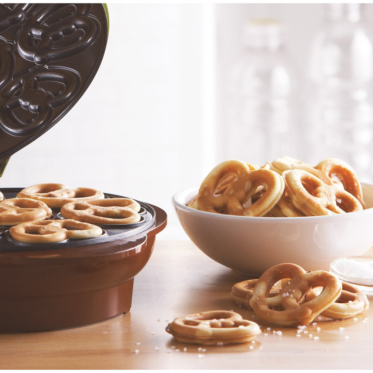 BRENTWOOD(R) JUST FOR FUN Mini Pretzel Maker TS-251 - 1,000 Watts, Easy to Clean, Cool-Touch Handles